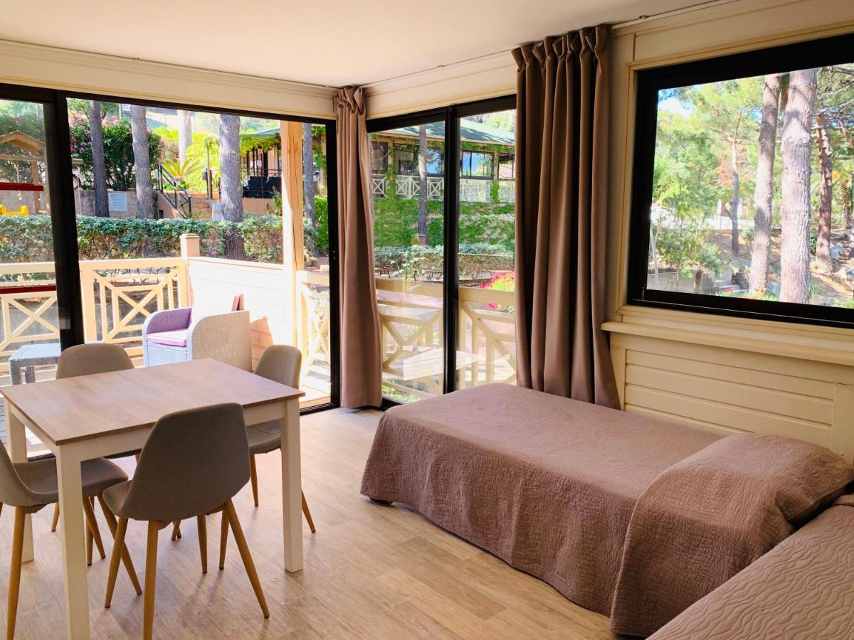 Residence Les Pins Calvi  Buitenkant foto