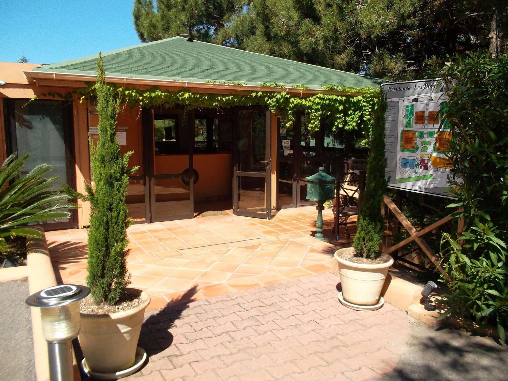 Residence Les Pins Calvi  Buitenkant foto