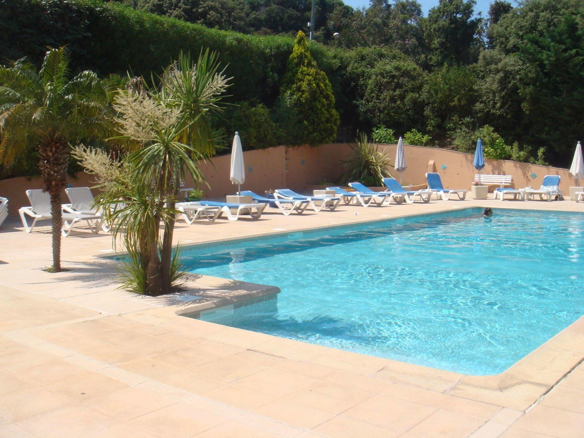 Residence Les Pins Calvi  Buitenkant foto